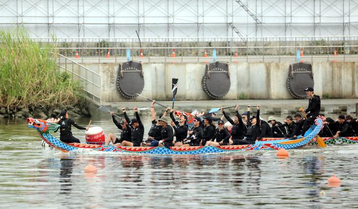 臺北市摘下競舟男女混合組冠軍後歡樂吶喊。