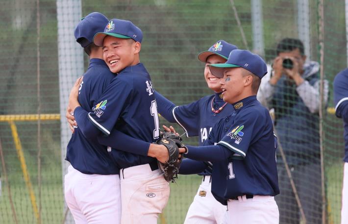 臺北市棒球青少年男子組選手為彼此獻上溫暖的擁抱