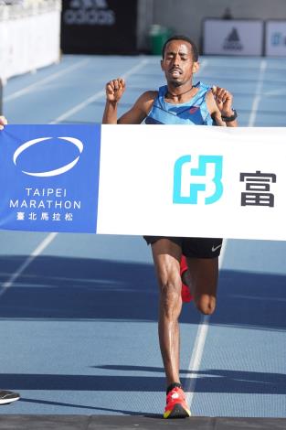 Ethiopian runner, Demeke Kasaw Biksegn crowns 1st place winner in men’s full marathon