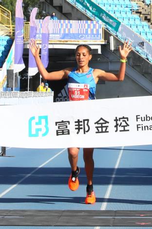 Ethiopian runner, Alemtsehay Asefa Kasegn wins 1st place winner in women’s full marathon