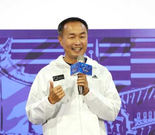 The commissioner of department of sports Li, Tzai-Li will be joining the run as a guide runner.