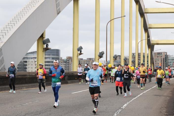 The half-marathon runners ran across Mai Shuai Bridge, and the finish line is coming soon!