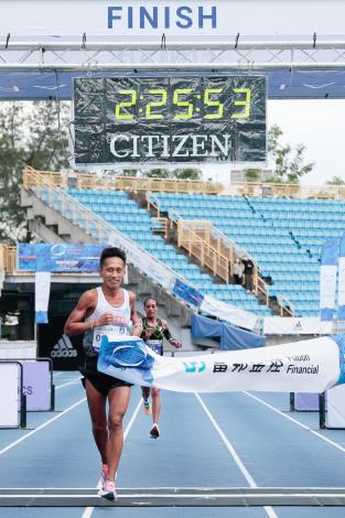 Jiang Jie-Wen, , domestic men's champion of Taipei Marathon(2小時25分53秒)