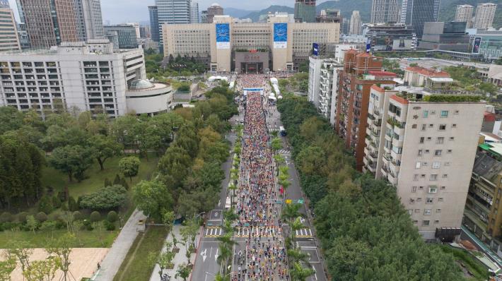 Runners run in Taipei City, feeling the city's race track