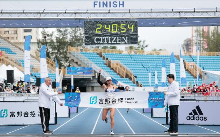 Lisa Ries, domestic women's champion of Taipei Marathon (2小時40分54秒)
