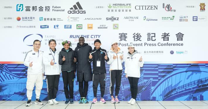 Taipei marathon domestic and foreign men's and women's champions took a group photo with Department of Sports, Taipei City Government