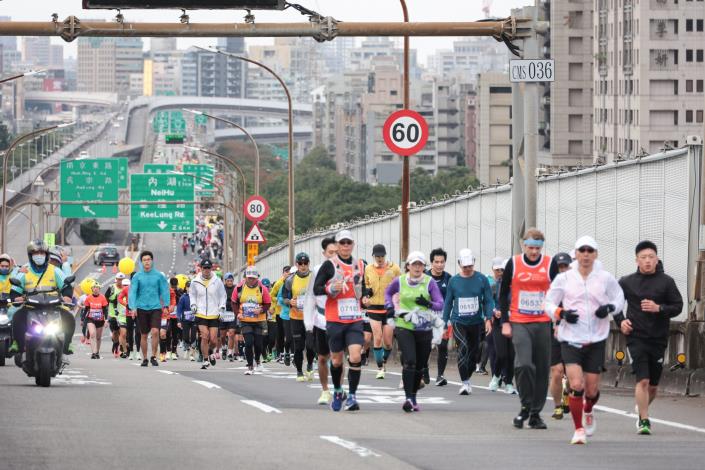 Taipei marathon runners ran up the Ring East Viaduct and began to face the challenges of gentle slopes and headwinds