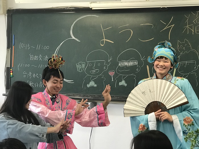 創志高校與稻江護家學生們一起體驗臺灣歌仔戲