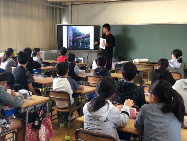 日本開成國小老師在課堂上介紹臺灣文化.JPG