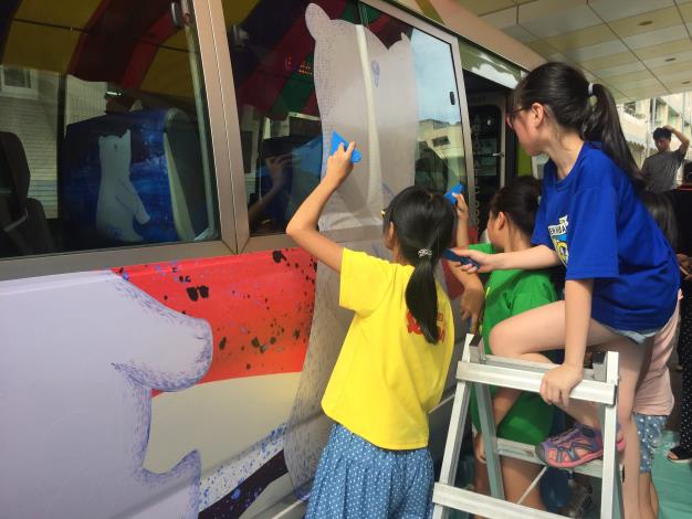 卓越藝術行組—「生態公車」文化國小學生以氣候變遷為主題彩繪公車
