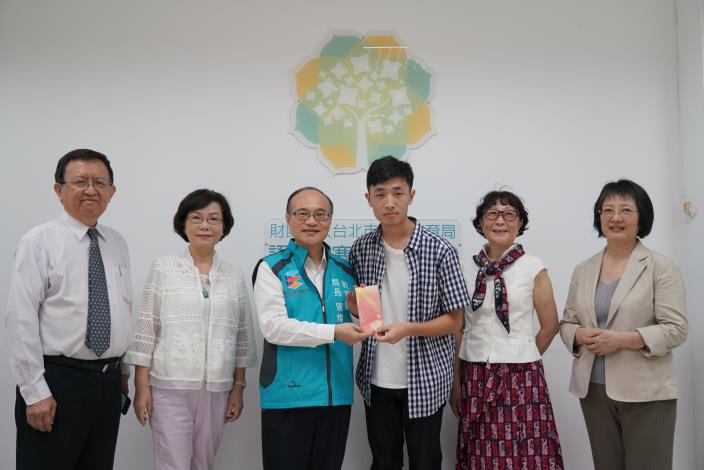 董事長曾燦金(左3)在認助人見證下，頒發獎學金給蘇以恩(右3).JPG