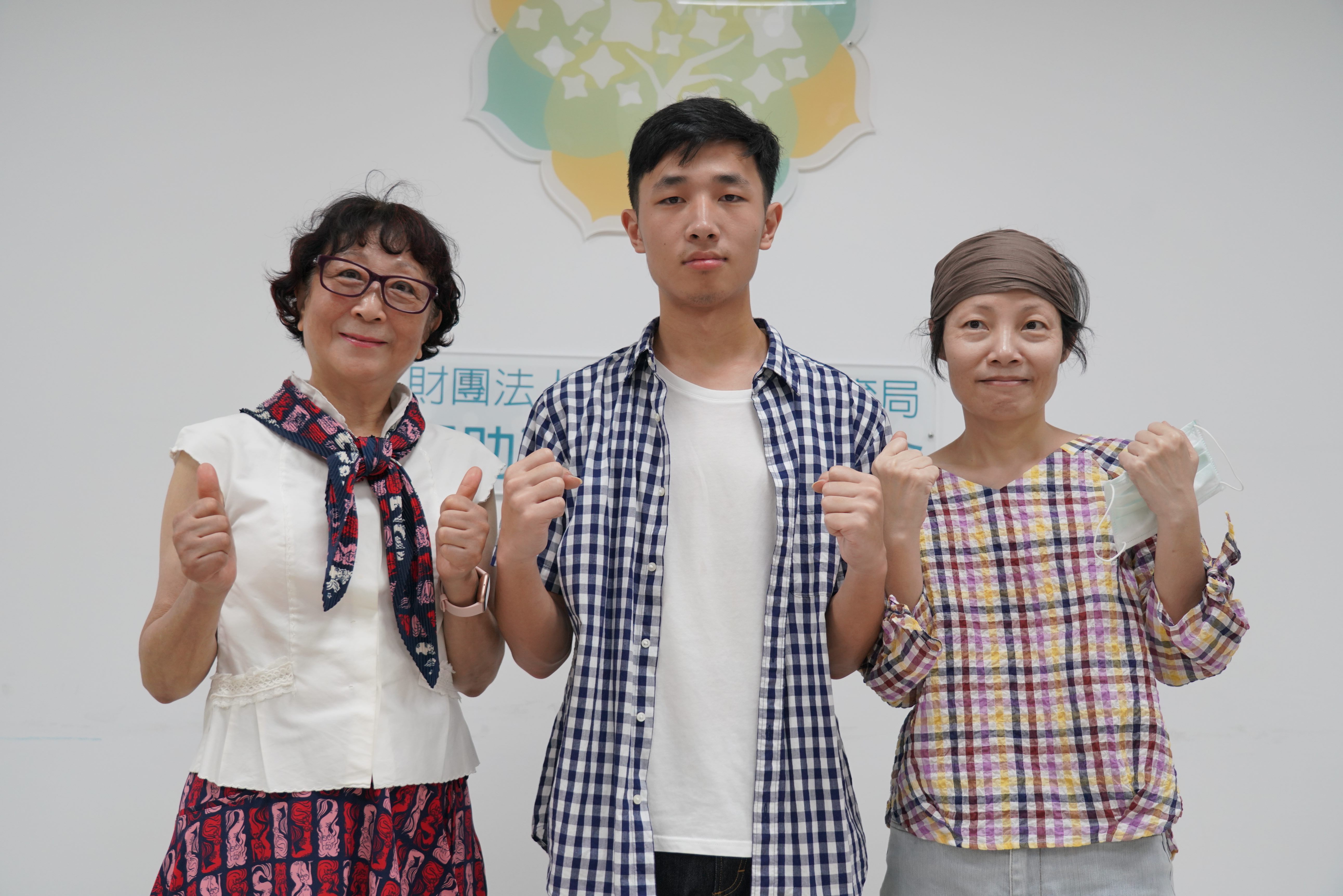 蘇以恩(中)與母親(右1)感謝認助人邱淑治(左1)合影劉留念.JPG