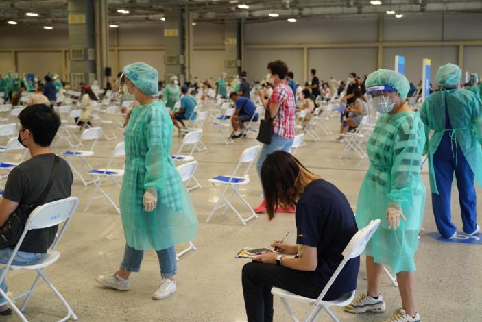 1100722臺北市國小階段教職人員於花博大型接種站施打疫苗