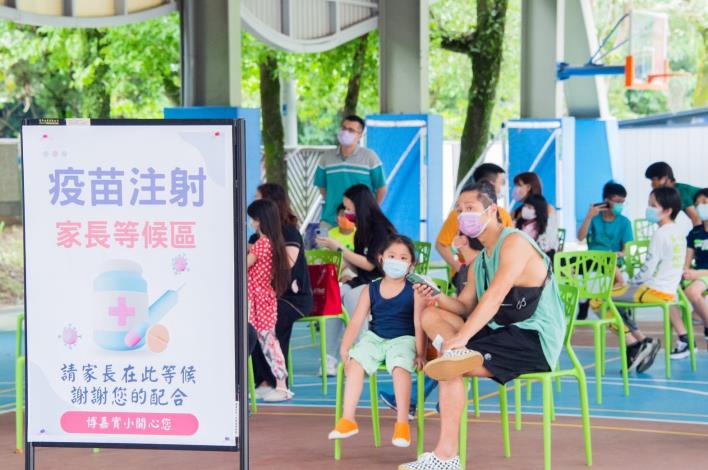 臺北市學校內5-11歲兒童已有5萬6,834人完成第一劑Covid-19疫苗接種，在校接種比率為39.66%，預計6月3日前可達52 (3)