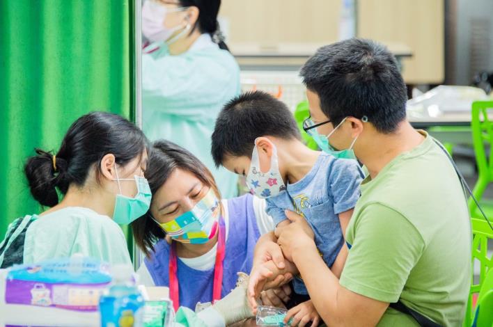臺北市學校內5-11歲兒童已有5萬6,834人完成第一劑Covid-19疫苗接種，在校接種比率為39.66%，預計6月3日前可達52 (1)