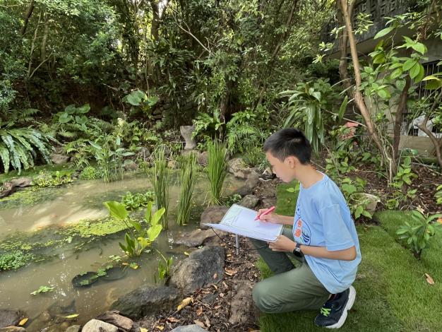 六年級學生黃俞勝運用自然觀察手扎進行校園自然觀察記錄