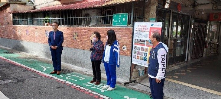 感謝儀式上，屋主偕同孫女致詞