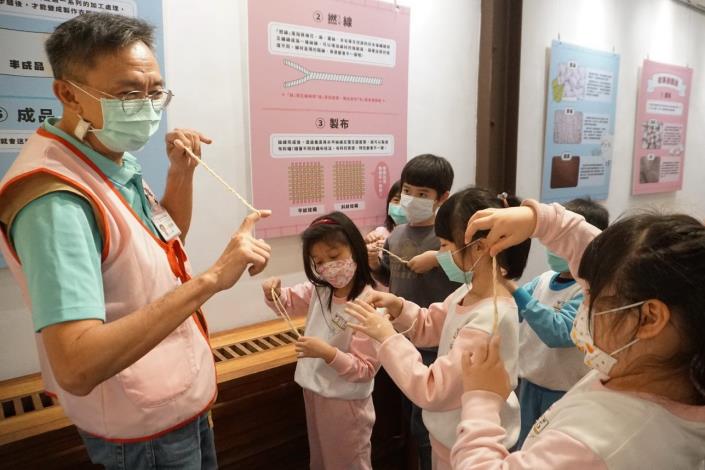 中心志工老師指導小朋友認識撚線