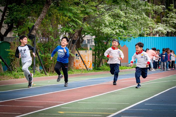 本市新湖國小辦理骨骼承重運動-低年級60公尺跑步