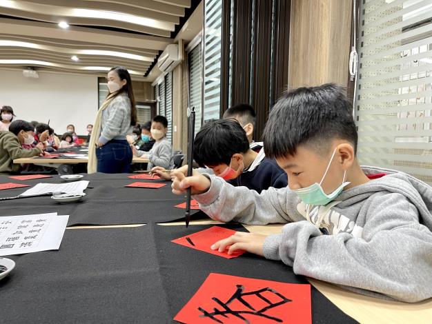 蘸墨揮毫，體驗書藝美學。