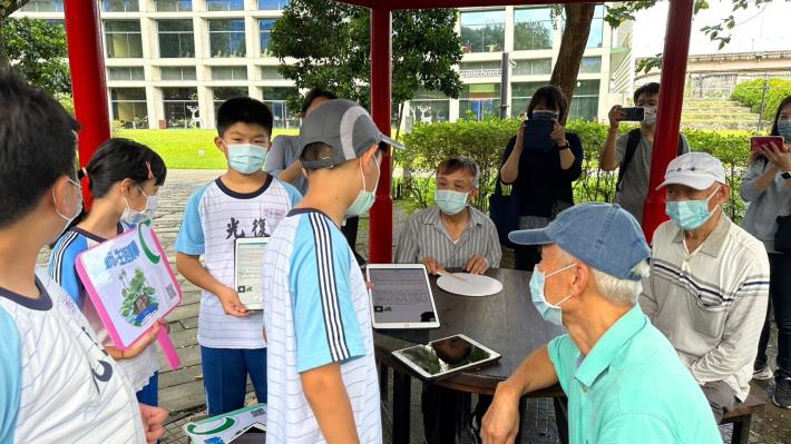 光復國小小導覽員運用行動載具APP，為長者導覽信義松菸走讀路線