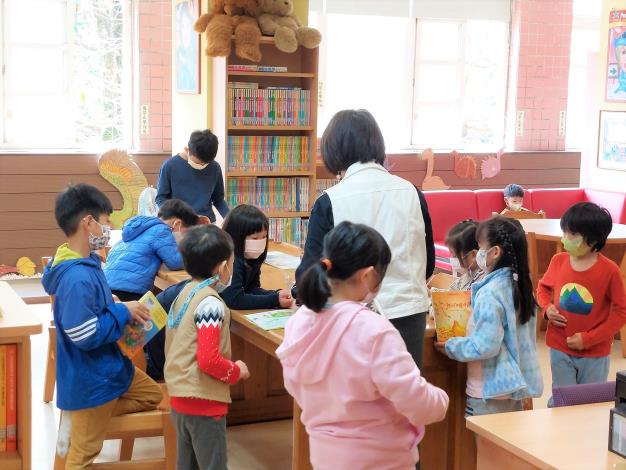 老師帶領學生至圖書館參加閱讀公益行動