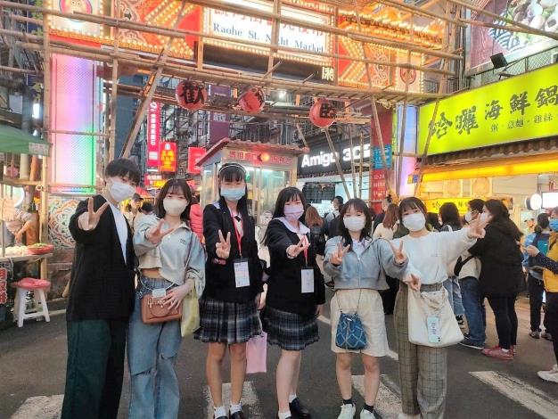 稻江護家同學為日本日吉之秋高校生進行台灣夜市導覽