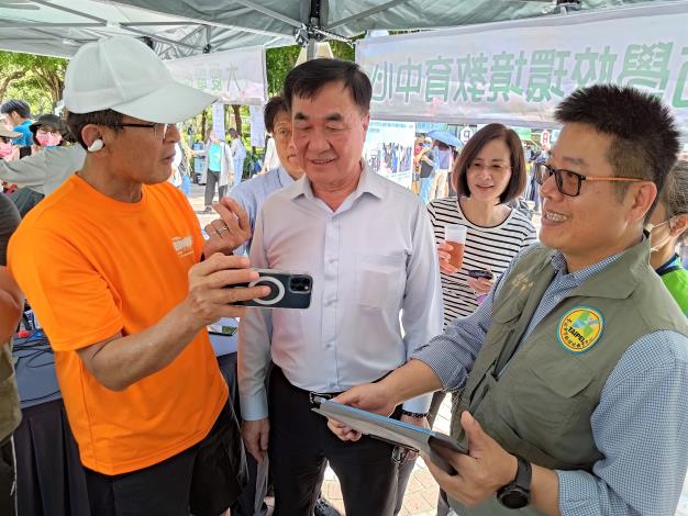 學校環境教育中心執行長向李四川副市長說明3D元宇宙濕地課程設計理念