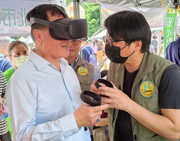李四川副市長運用VR頭盔體驗虛擬實境濕地課程