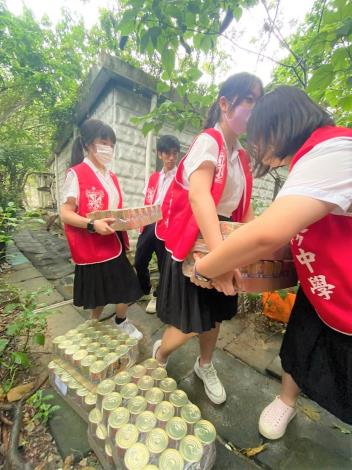 靜修學生將愛心狗罐頭親送至卓媽媽狗園