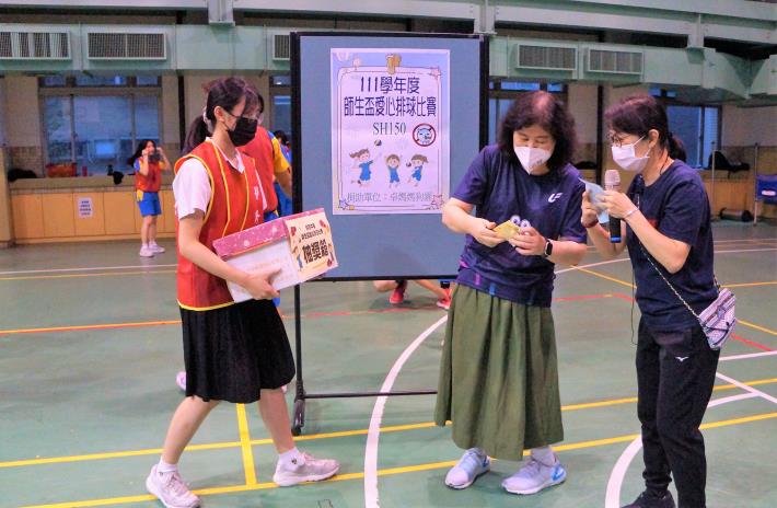 排球賽中安排抽獎活動 師生共襄盛舉.JPG
