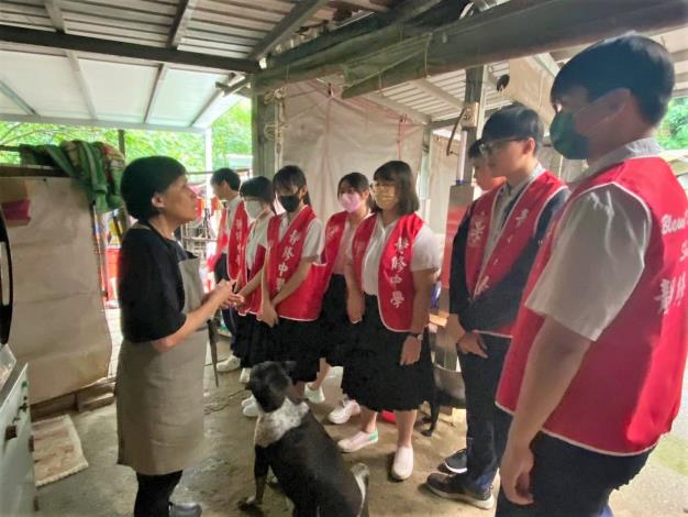 卓媽媽分享照顧流浪犬的心路歷程並感謝學生奉獻愛心