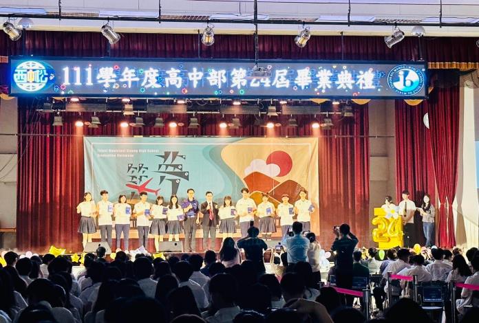 本校高中部畢業生市長獎頒獎合影