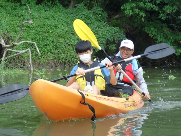 圖五、獨木舟航行體驗是良好的親子活動.JPG