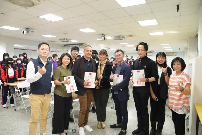 法國葡萄酒文化教育協會、JR東日本大飯店台北THE BAR調酒師與台北育達高中一同合影