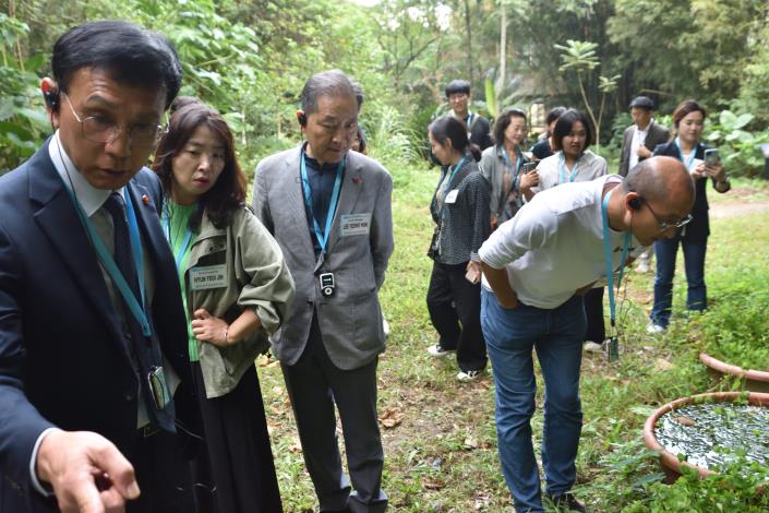 圖五、濟州島濕地教育訪問團參觀馬明潭濕地。