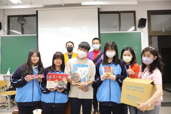 臺北育達高中的學生準備食物提供給安得烈慈善協會