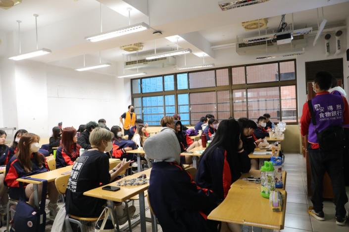 臺北育達高中的同學們認真投入安得烈協會的講堂中
