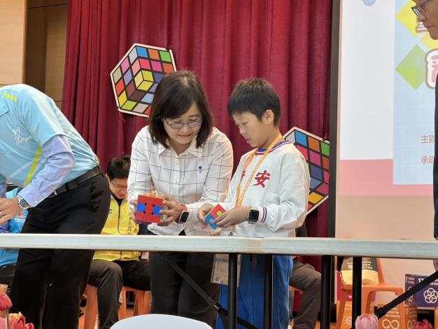 玩轉魔術方塊、啟動多元智能〜北市首辦國中小學魔術方塊競賽3