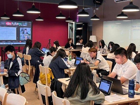 學生聆聽其他國家代表發表立場