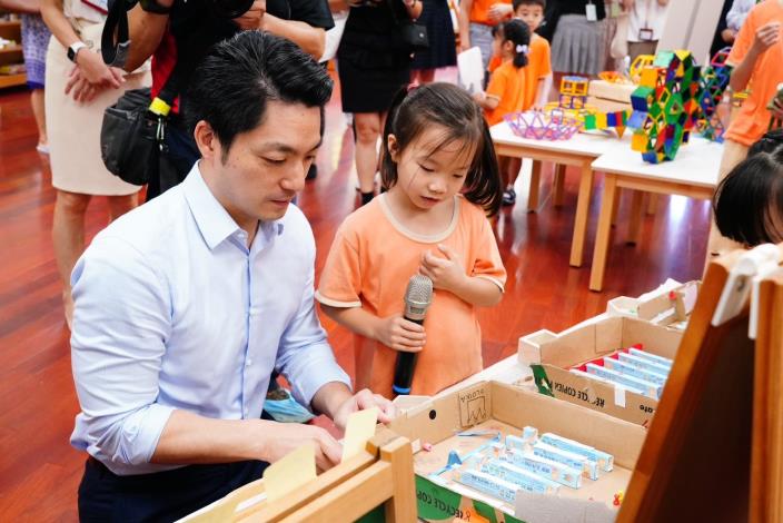 規劃於3年內降低幼園師生比至1比12，並以公共化幼兒園為主體，滿足北市5歲幼兒入學機會。