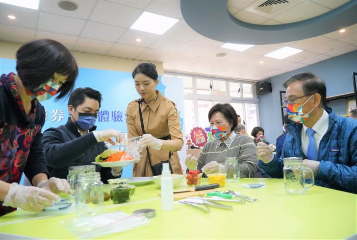 臺北市目前已有69處樂齡學習據點，全年合計開設超過5千場課程、逾20萬學習人次