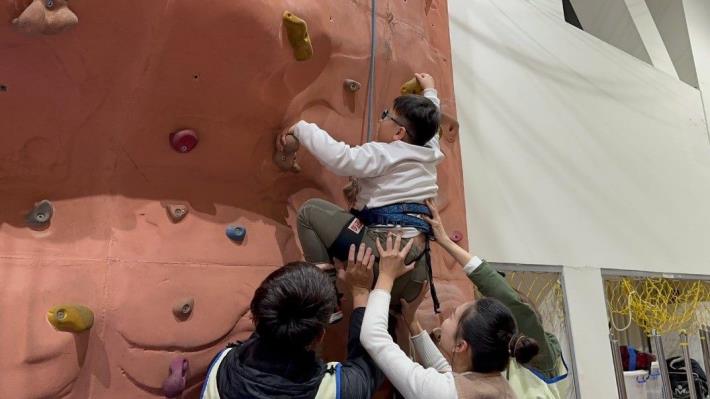 攀岩體驗課程-大家一起成為學員最強的後盾，引導幫助學員往上爬