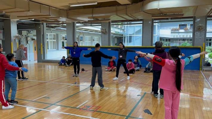 律動舞蹈體驗課程-透過動作分解及節拍，盡情的擺動身體，深獲學生的喜愛