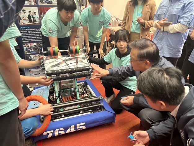 臺北市補助237萬支持北市學生赴美、澳參與「2024-FRC機器人國際競賽」。