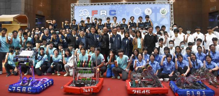 由臺北市建國中學、北一女中、成功高中、麗山高中、南港高工等5校組成「Team Taipei」，於113年度3月起陸續出發至美國及澳洲參與「2024-FRC機器人國際競賽」區域賽。