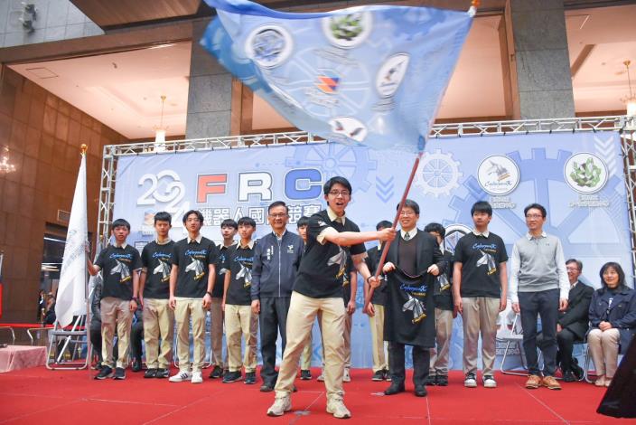 由教育局湯志民局長親自授予臺北市聯盟旗幟，帶領各校同學宣示奪獎決心。