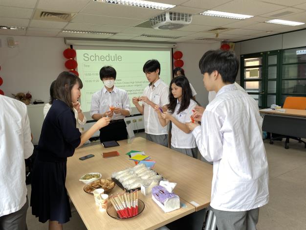 日本學生教導麗山學生摺紙