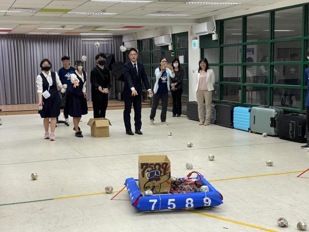 日本師生體驗FRC機器人操作互動遊戲