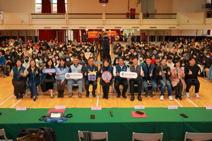 第1場次國文科講座於3月2日在中正國中辦理，吸引約450名學生與家長到場聆聽